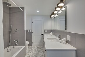 Modern Sharon Farmhouse: Spacious, Patio, Views