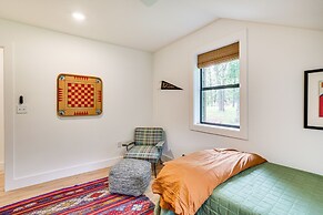 Pet-friendly Garfield Cabin on Beaver Lake!