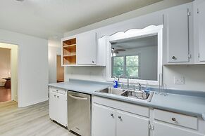 Charming Seneca Home - 3 Mi to Memorial Stadium!