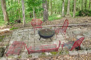 Byrdstown Cabin - w/ Fire Pit, Near Marina & Lake!