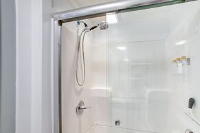 Bright Byrdstown Home w/ Views of Dale Hollow Lake