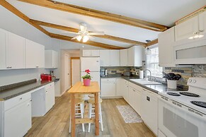 Bright Byrdstown Home w/ Views of Dale Hollow Lake