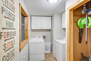 Bright Byrdstown Home w/ Views of Dale Hollow Lake