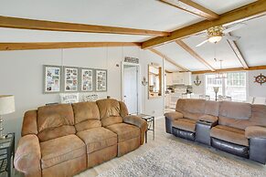 Bright Byrdstown Home w/ Views of Dale Hollow Lake