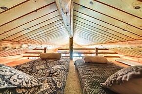 Cozy Farm Cabin - 9 Mi to Trout Creek!