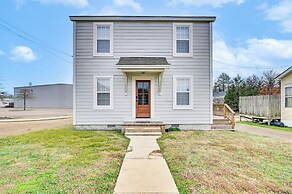 Charming Abode ~ 2 Mi to Mississippi State Campus!