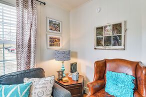 Charming Abode ~ 2 Mi to Mississippi State Campus!