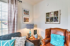 Charming Abode ~ 2 Mi to Mississippi State Campus!