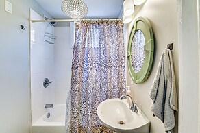 Charming Abode ~ 2 Mi to Mississippi State Campus!