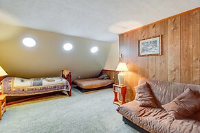 Lake Access & Decks: Pet-friendly Poconos Cabin!