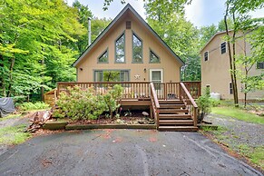 Lake Access & Decks: Pet-friendly Poconos Cabin!