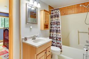 Lake Access & Decks: Pet-friendly Poconos Cabin!