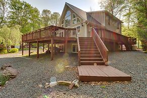 Huge Deck: Stunning Pocono Lake Vacation Rental!