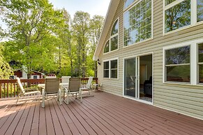 Huge Deck: Stunning Pocono Lake Vacation Rental!