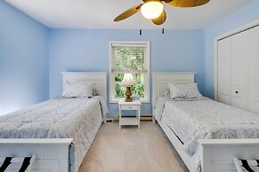 Huge Deck: Stunning Pocono Lake Vacation Rental!