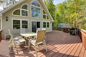 Huge Deck: Stunning Pocono Lake Vacation Rental!