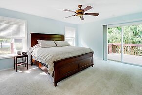 Huge Deck: Stunning Pocono Lake Vacation Rental!