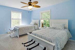 Huge Deck: Stunning Pocono Lake Vacation Rental!