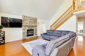 Huge Deck: Stunning Pocono Lake Vacation Rental!