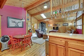 Cozy Munds Park Cabin w/ Fireplace & Deck!