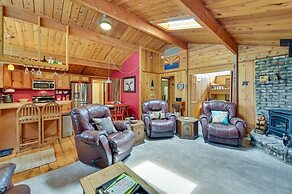 Cozy Munds Park Cabin w/ Fireplace & Deck!