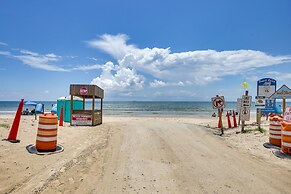 Bright Surfside Beach Home w/ Deck, Walk to Beach!