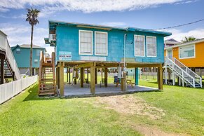 Bright Surfside Beach Home w/ Deck, Walk to Beach!