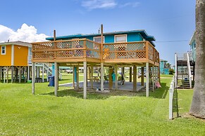 Bright Surfside Beach Home w/ Deck, Walk to Beach!