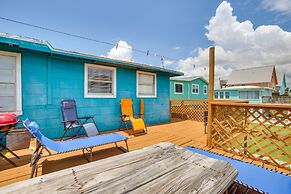 Bright Surfside Beach Home w/ Deck, Walk to Beach!