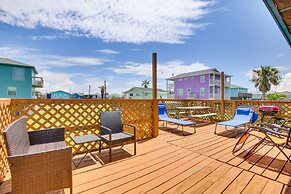 Bright Surfside Beach Home w/ Deck, Walk to Beach!