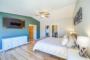 Hot Tub, Fire Pit & Deck: Chic Arizona Retreat