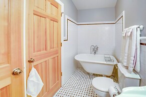 Hot Tub, Fire Pit & Deck: Chic Arizona Retreat