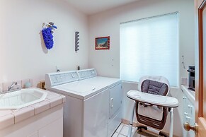 Hot Tub, Fire Pit & Deck: Chic Arizona Retreat