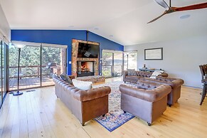 Hot Tub, Fire Pit & Deck: Chic Arizona Retreat