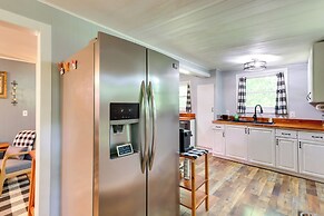 Pet-friendly Murphy Home: Grilling Deck + Fire Pit