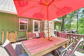 Pet-friendly Murphy Home: Grilling Deck + Fire Pit