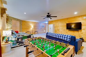 Quiet Murphy Hideaway w/ Decks & Outdoor Fireplace