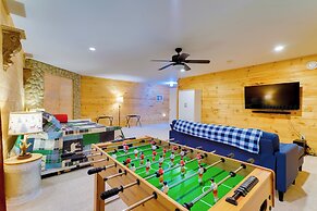 Quiet Murphy Hideaway w/ Decks & Outdoor Fireplace