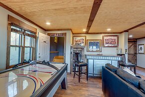 Murphy Cabin w/ Fire Pit & Mountain Views!