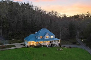Spacious Murphy Home w/ Game Room + Fire Pit!