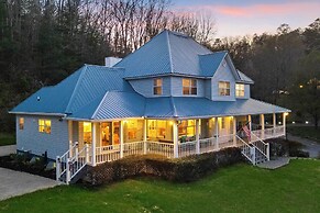 Spacious Murphy Home w/ Game Room + Fire Pit!