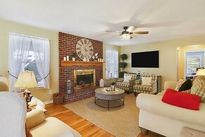 Spacious Murphy Home w/ Game Room + Fire Pit!