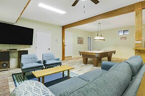 Spacious Murphy Home w/ Game Room + Fire Pit!