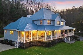 Spacious Murphy Home w/ Game Room + Fire Pit!