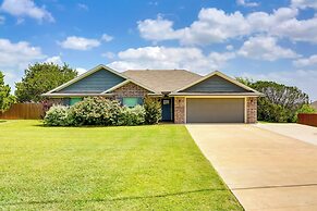 Inviting Granbury Home w/ Fire Pit: 3 Mi to Lake!