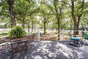 Yard, Dock & Boat Slip: Lake Bridgeport Cabin!