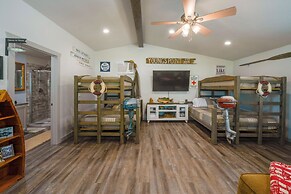 Yard, Dock & Boat Slip: Lake Bridgeport Cabin!