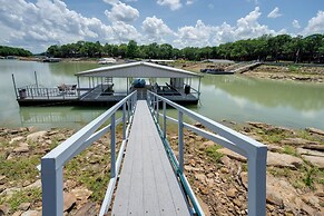 Yard, Dock & Boat Slip: Lake Bridgeport Cabin!