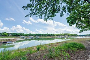 Yard, Dock & Boat Slip: Lake Bridgeport Cabin!