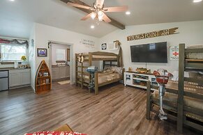 Yard, Dock & Boat Slip: Lake Bridgeport Cabin!